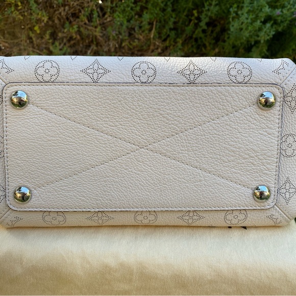 LV Ivoire Monogram Mahina Leather Babylone GM - Picture 4 of 13